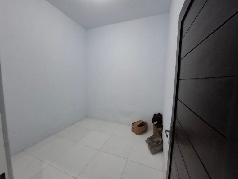 https://rentonesia-files.s3.ap-southeast-1.amazonaws.com/tinggal-production/attachment/202410/28-1x9krq--hanbrighton-jual-rumah-baru-gres-minimalis-1-lt-2-kt-pura-demak-denbar-7-768x576.jpg