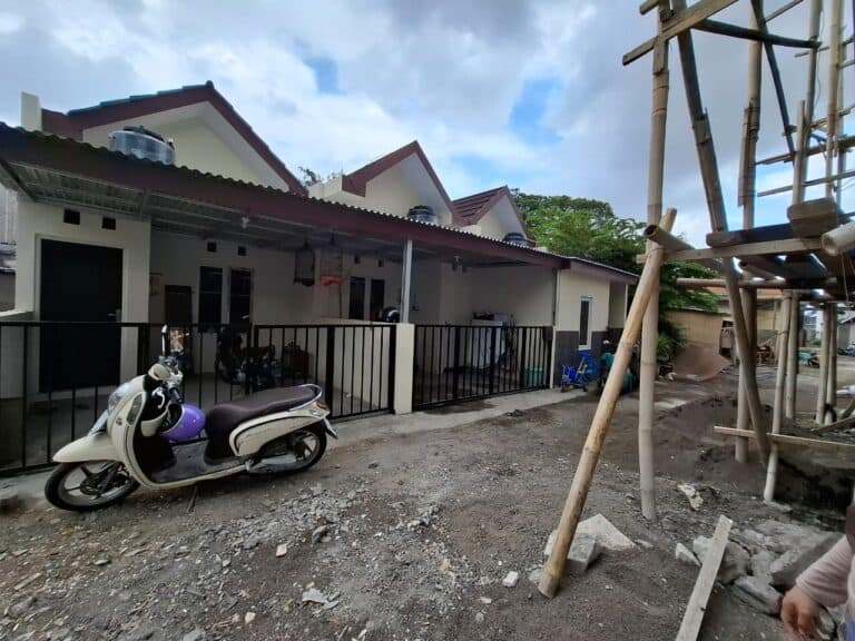 https://rentonesia-files.s3.ap-southeast-1.amazonaws.com/tinggal-production/attachment/202410/28-cwbomb--hanbrighton-jual-rumah-baru-gres-minimalis-1-lt-2-kt-pura-demak-denbar-2-768x576.jpg