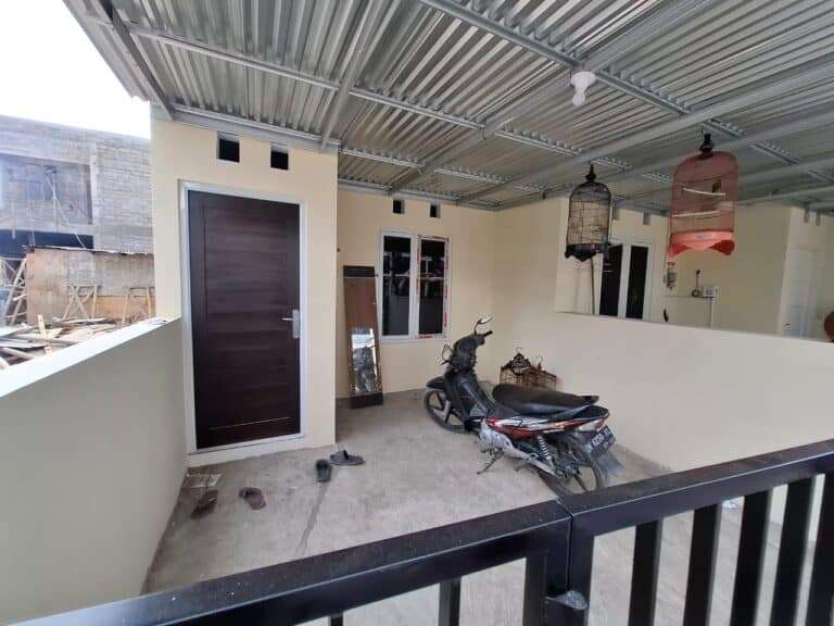 https://rentonesia-files.s3.ap-southeast-1.amazonaws.com/tinggal-production/attachment/202410/28-h680r0--hanbrighton-jual-rumah-baru-gres-minimalis-1-lt-2-kt-pura-demak-denbar-3-768x576.jpg