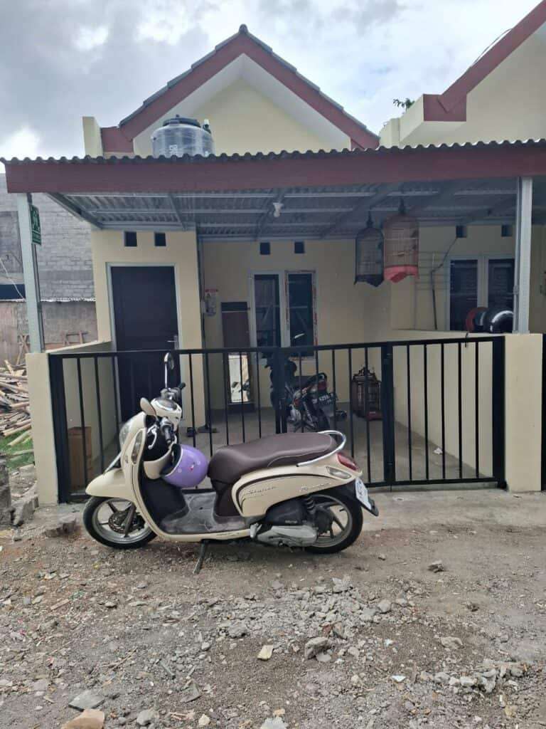 https://rentonesia-files.s3.ap-southeast-1.amazonaws.com/tinggal-production/attachment/202410/28-in60s8--hanbrighton-jual-rumah-baru-gres-minimalis-1-lt-2-kt-pura-demak-denbar-1-768x1024.jpg