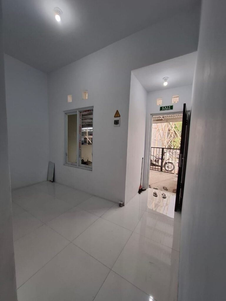 https://rentonesia-files.s3.ap-southeast-1.amazonaws.com/tinggal-production/attachment/202410/28-s7lf7o--hanbrighton-jual-rumah-baru-gres-minimalis-1-lt-2-kt-pura-demak-denbar-5-768x1024.jpg