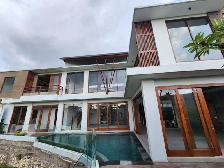 https://rentonesia-files.s3.ap-southeast-1.amazonaws.com/tinggal-production/attachment/202410/29-5lhnp6--hanbrighton-jual-villa-mewah-4-kt-jalan-pantai-batu-mejan-canggu-1-768x576.jpg