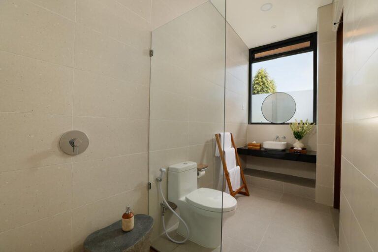 https://rentonesia-files.s3.ap-southeast-1.amazonaws.com/tinggal-production/attachment/202410/29-cubmkp--hanbrighton-jual-villa-baru-minimalis-modern-2-lt-41-kt-banjar-semer-kerobokan-9-768x512.jpg