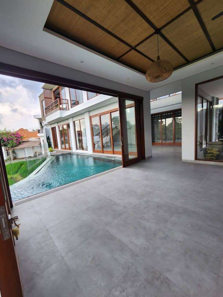 https://rentonesia-files.s3.ap-southeast-1.amazonaws.com/tinggal-production/attachment/202410/29-ieihw1--hanbrighton-jual-villa-mewah-4-kt-jalan-pantai-batu-mejan-canggu-5-768x1024.jpg