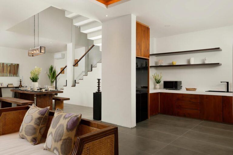 https://rentonesia-files.s3.ap-southeast-1.amazonaws.com/tinggal-production/attachment/202410/29-kfgsic--hanbrighton-jual-villa-baru-minimalis-modern-2-lt-41-kt-banjar-semer-kerobokan-7-768x512.jpg