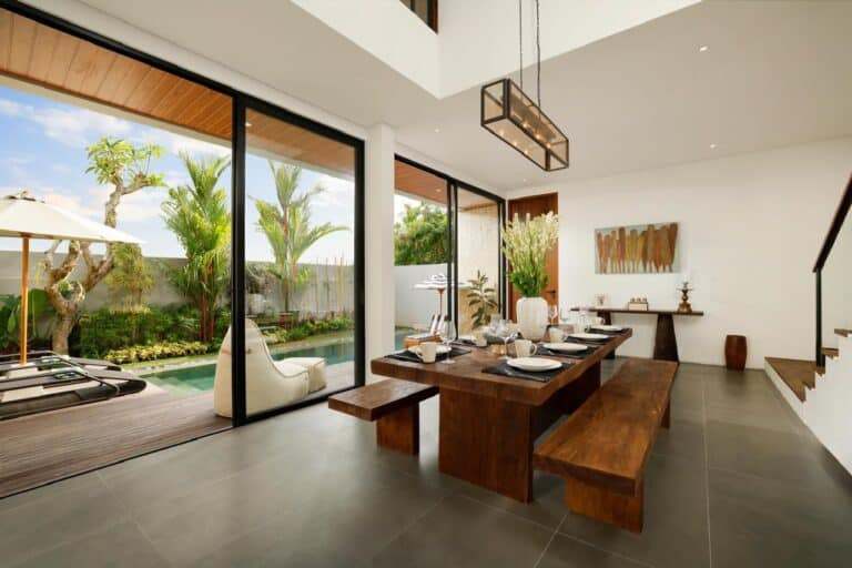 https://rentonesia-files.s3.ap-southeast-1.amazonaws.com/tinggal-production/attachment/202410/29-pps9pz--hanbrighton-jual-villa-baru-minimalis-modern-2-lt-41-kt-banjar-semer-kerobokan-5-768x512.jpg