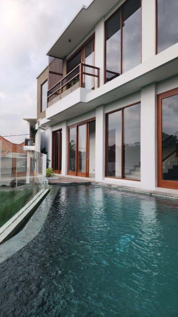 https://rentonesia-files.s3.ap-southeast-1.amazonaws.com/tinggal-production/attachment/202410/29-sykfxc--hanbrighton-jual-villa-mewah-4-kt-jalan-pantai-batu-mejan-canggu-3-576x1024.jpg