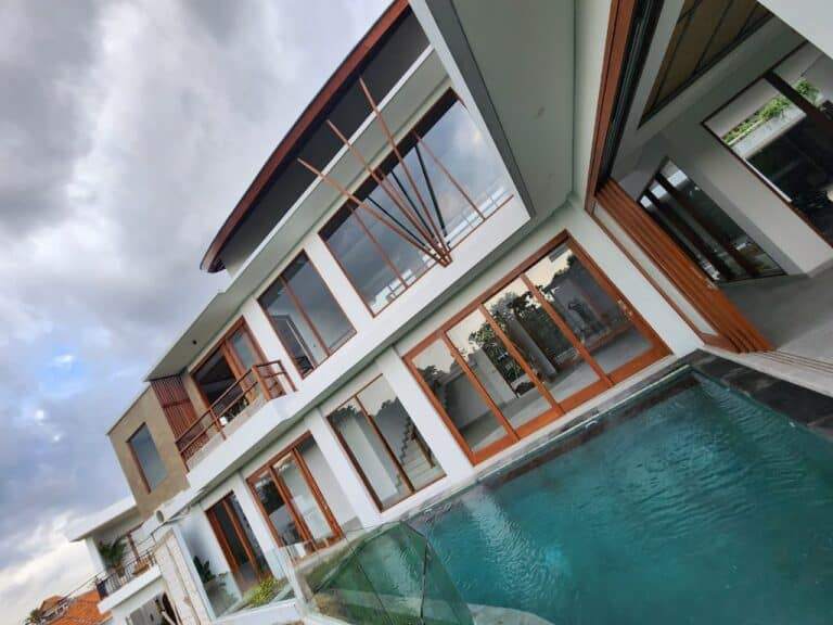 https://rentonesia-files.s3.ap-southeast-1.amazonaws.com/tinggal-production/attachment/202410/29-x2n06z--hanbrighton-jual-villa-mewah-4-kt-jalan-pantai-batu-mejan-canggu-6-768x576.jpg
