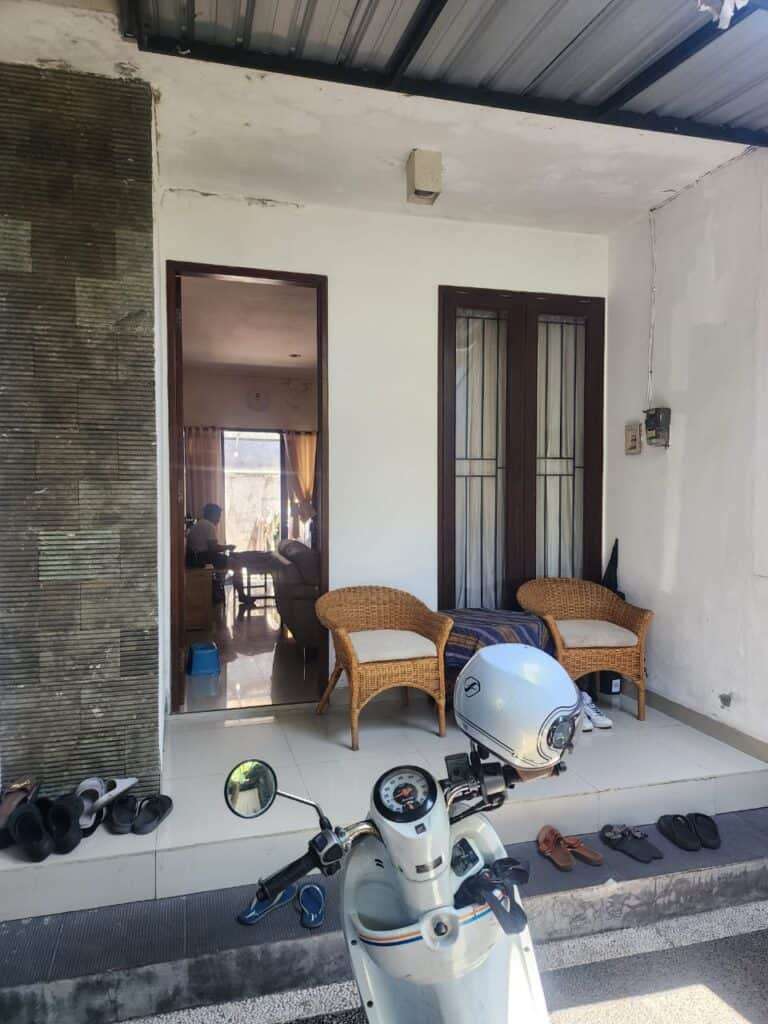 https://rentonesia-files.s3.ap-southeast-1.amazonaws.com/tinggal-production/attachment/202411/03-j4ltfa--hanbrighton-jual-rumah-hadap-selatan-2-kt-soka-kesiman-area-sanur-2-768x1024.jpg