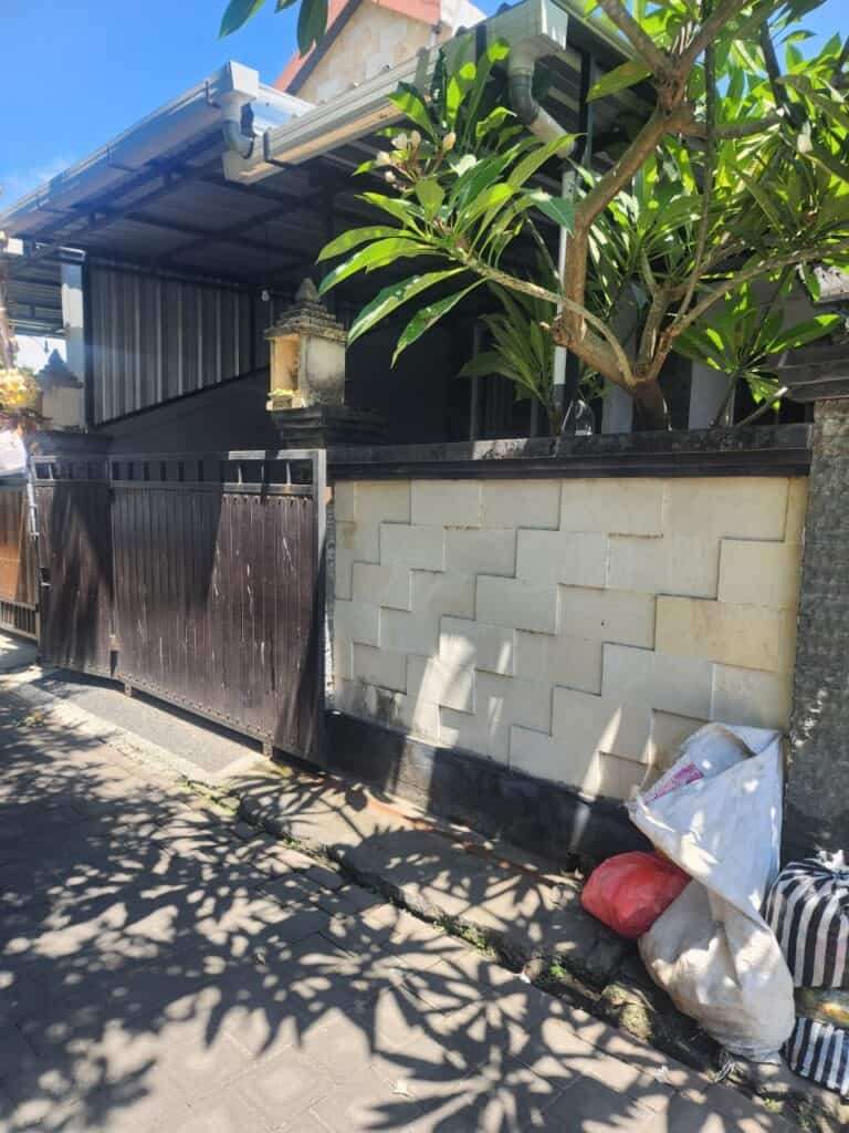 https://rentonesia-files.s3.ap-southeast-1.amazonaws.com/tinggal-production/attachment/202411/03-lmf14a--hanbrighton-jual-rumah-hadap-selatan-2-kt-soka-kesiman-area-sanur-1-768x1024.jpg