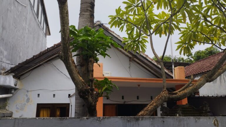 https://rentonesia-files.s3.ap-southeast-1.amazonaws.com/tinggal-production/attachment/202411/05-1i2zxt--hanlisting-jual-rumah-1-lt-2-kt-tukad-balian-sidakarya-1-768x432.jpg