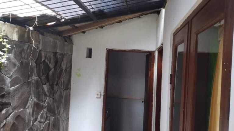 https://rentonesia-files.s3.ap-southeast-1.amazonaws.com/tinggal-production/attachment/202411/05-rszs1p--hanlisting-jual-rumah-1-lt-2-kt-tukad-balian-sidakarya-4-768x432.jpg