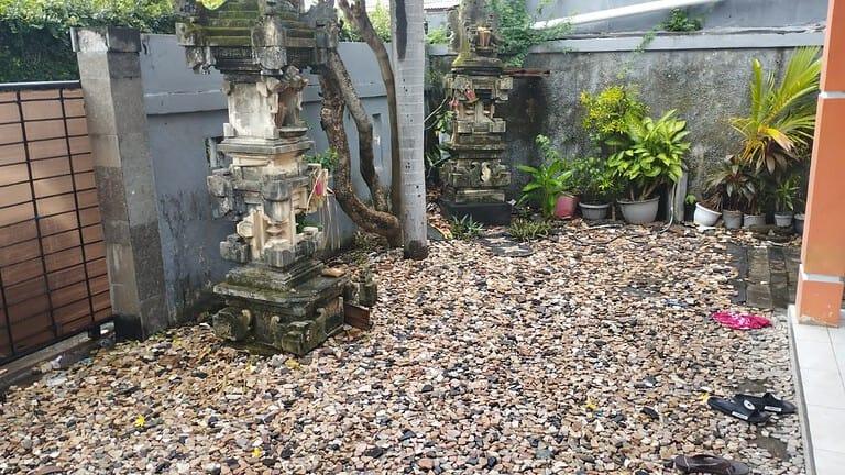https://rentonesia-files.s3.ap-southeast-1.amazonaws.com/tinggal-production/attachment/202411/05-zqsf1h--hanlisting-jual-rumah-1-lt-2-kt-tukad-balian-sidakarya-5-768x432.jpg