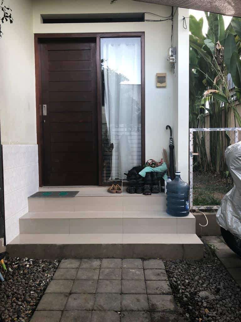 https://rentonesia-files.s3.ap-southeast-1.amazonaws.com/tinggal-production/attachment/202411/07-f6niyq--hanlisting-jual-rumah-2-kt-dekat-pantai-lebih-serongga-gianyar-3.jpg