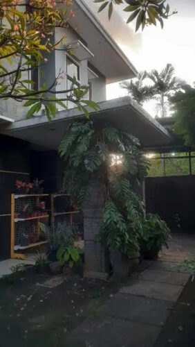 https://rentonesia-files.s3.ap-southeast-1.amazonaws.com/tinggal-production/attachment/202411/08-i3r70c--hanlisting-jual-rumah-elit-nuansa-villa-sesetan-denpasar-5-282x500.jpg