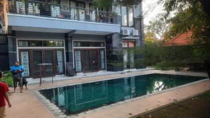 https://rentonesia-files.s3.ap-southeast-1.amazonaws.com/tinggal-production/attachment/202411/08-ui9tdd--hanlisting-jual-rumah-elit-nuansa-villa-sesetan-denpasar-1-420x237.jpg