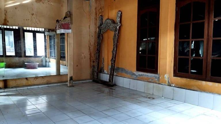 https://rentonesia-files.s3.ap-southeast-1.amazonaws.com/tinggal-production/attachment/202411/10-7cr69v--hanlisting-jual-rumah-klasik-sanggar-tari-bali-lokasi-poh-gading-jimbaran-10-768x432.jpg