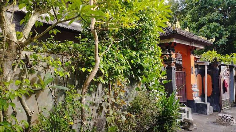https://rentonesia-files.s3.ap-southeast-1.amazonaws.com/tinggal-production/attachment/202411/10-cxyw5g--hanlisting-jual-rumah-klasik-sanggar-tari-bali-lokasi-poh-gading-jimbaran-2-768x432.jpg