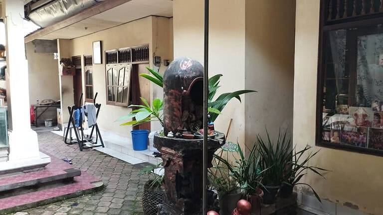 https://rentonesia-files.s3.ap-southeast-1.amazonaws.com/tinggal-production/attachment/202411/10-l2gqla--hanlisting-jual-rumah-klasik-sanggar-tari-bali-lokasi-poh-gading-jimbaran-6-768x432.jpg