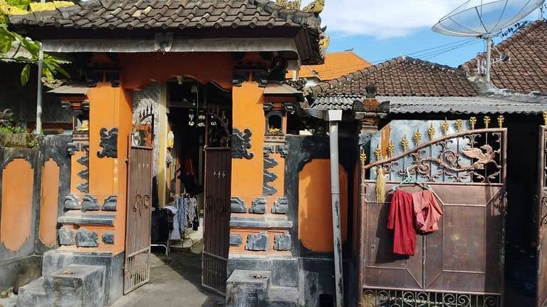 https://rentonesia-files.s3.ap-southeast-1.amazonaws.com/tinggal-production/attachment/202411/10-zva0js--hanlisting-jual-rumah-klasik-sanggar-tari-bali-lokasi-poh-gading-jimbaran-1-768x432.jpg