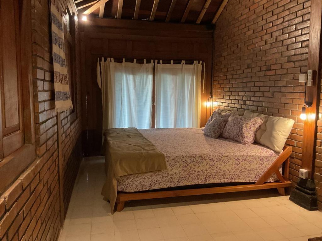 https://rentonesia-files.s3.ap-southeast-1.amazonaws.com/tinggal-production/attachment/202511/27-7jpp52--Room-6.jpg