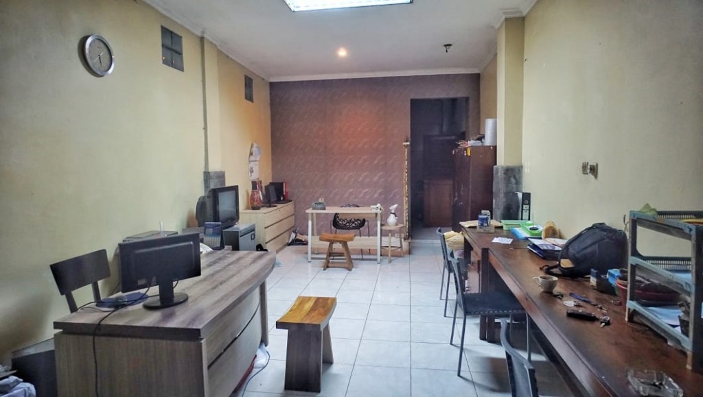 https://rentonesia-files.s3.ap-southeast-1.amazonaws.com/tinggal-production/attachment/202511/28-6eqfl7--PANDEGA-EKS-RUANG-KRJA-LANTAI-2-1-8.jpg