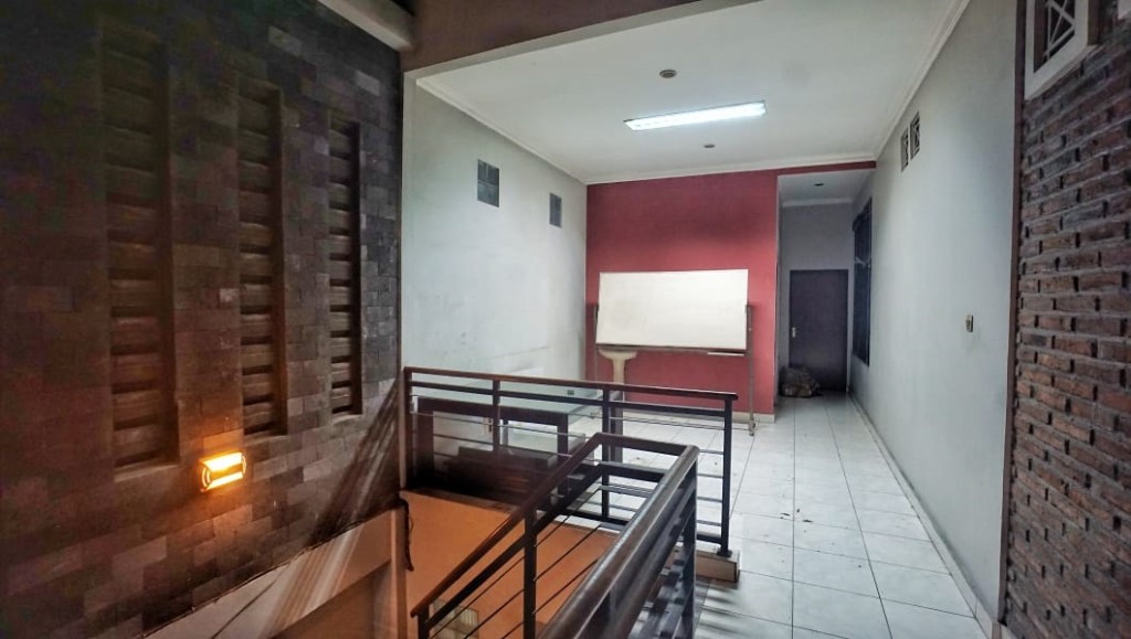 https://rentonesia-files.s3.ap-southeast-1.amazonaws.com/tinggal-production/attachment/202511/28-yb300m--PANDEGA-RUANG-LANTAI-2-2-11.jpg